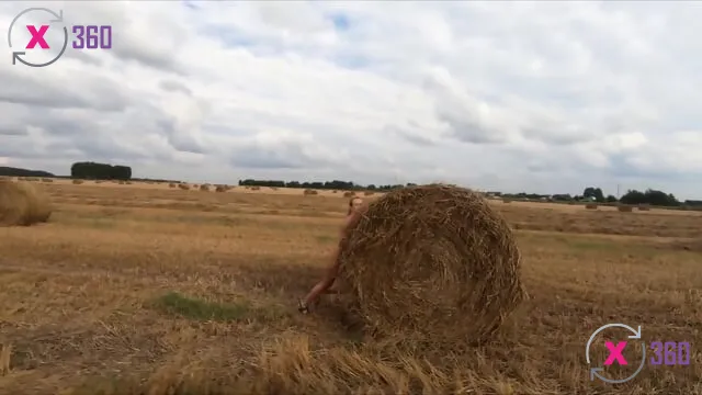 Belle Russe Blonde Joue avec de la Paille en Plein Air - Photo N°16