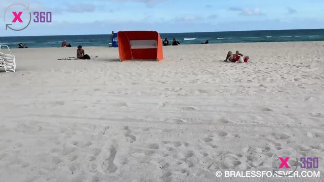 BralessForver - Rencontre avec un beau garçon sur la plage - Photo N°16