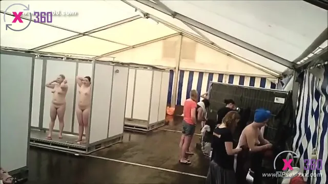 Douche allemande au festival : une voyeurisme amateur et sexy - Photo N°16