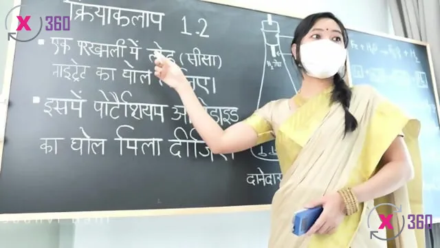 Leçon torride d'une professeure à son étudiant vierge dans une salle de classe (Drame hindi) - Photo N°16